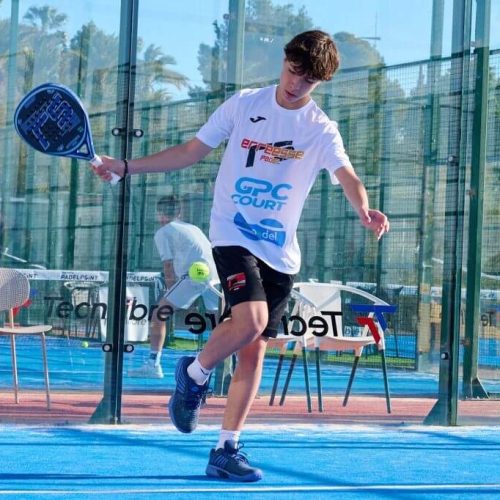 Hugo Llácer jugando pádel